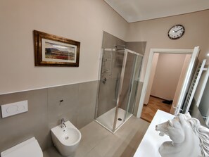Shower, free toiletries, hair dryer, bidet - Villa la Catena (Ulignano)