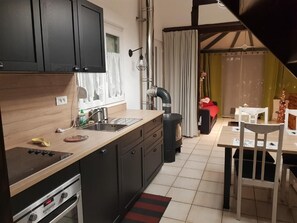 Køleskab, mikrobølgeovn, ovn, kogeplade