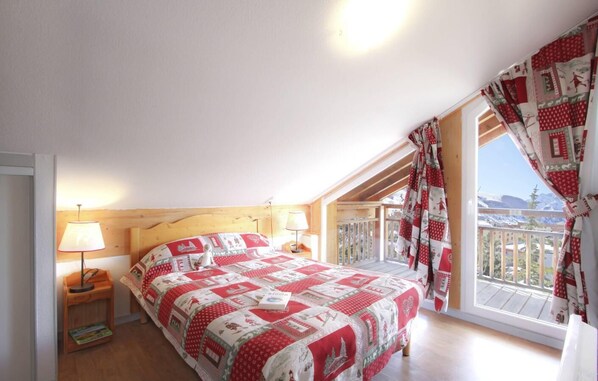 3 bedrooms, WiFi, bed sheets - Ski-in/ski-out & foot of the slopes, fitness, tv, ski locker, 60m², Les 2 Alpes (Les Deux Alpes)