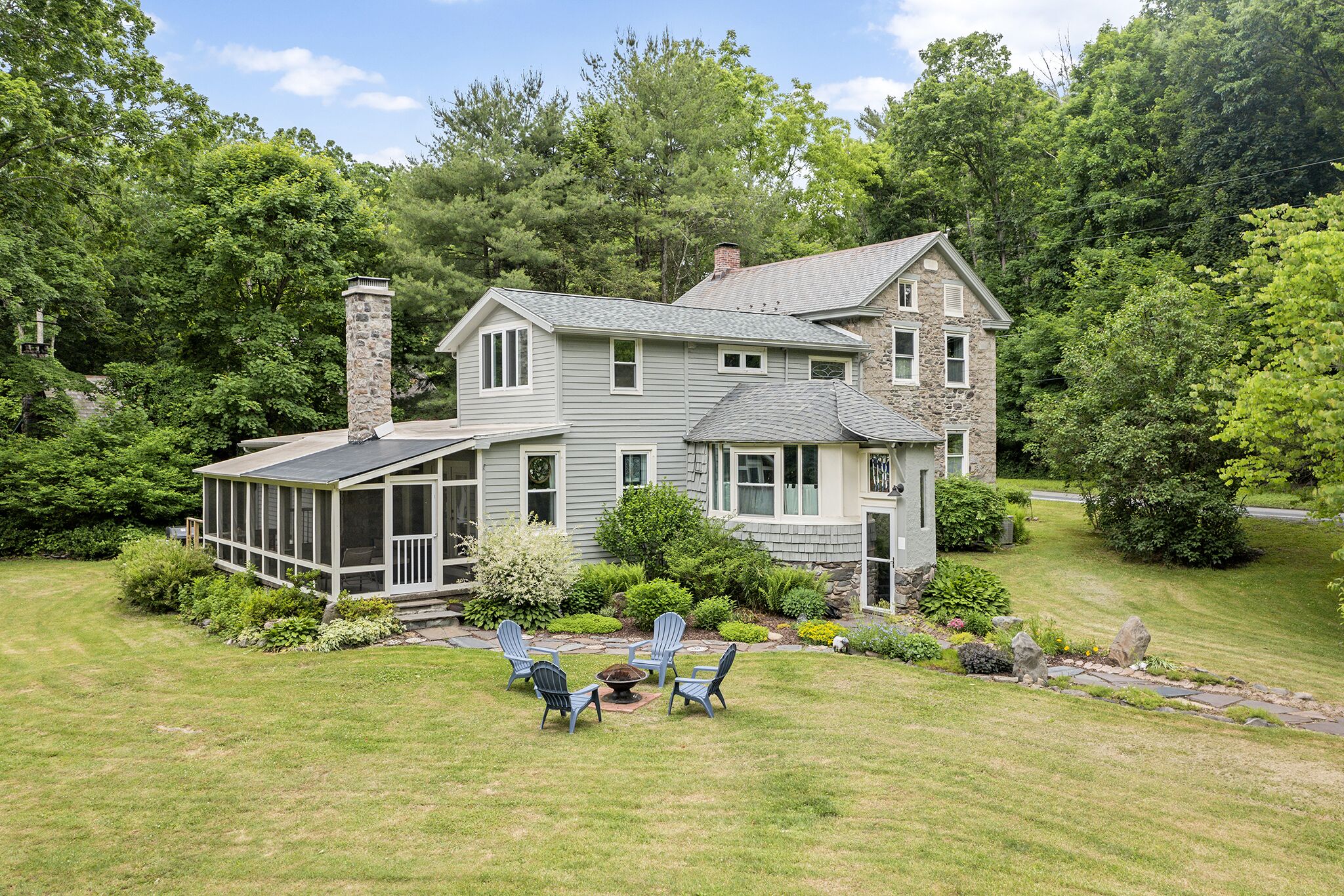 The Eclectic Shamba Inn with Private Creek Access / Sunroom / Firepit