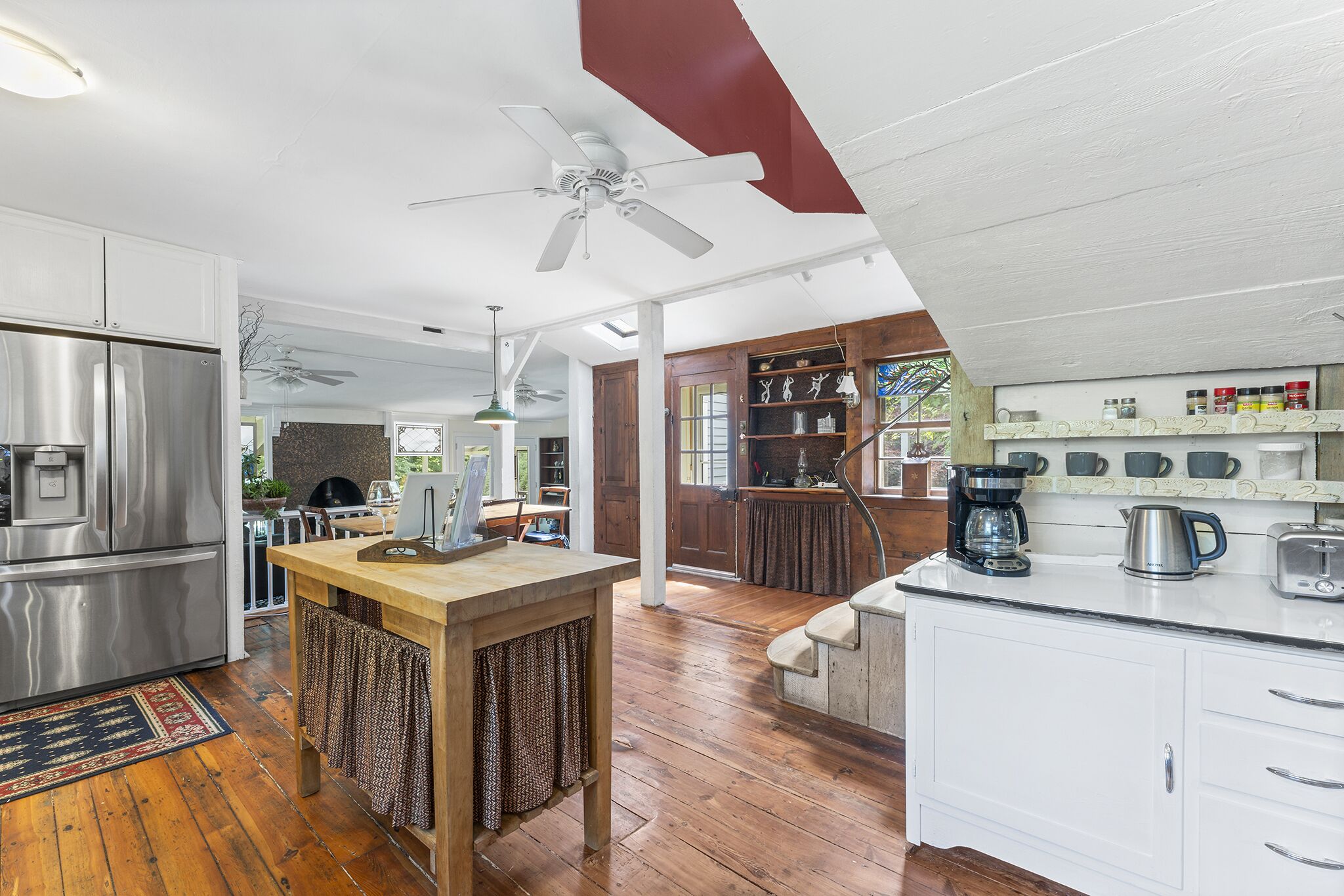 The Eclectic Shamba Inn with Private Creek Access / Sunroom / Firepit