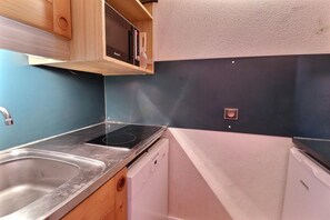 Fridge, microwave, dishwasher, coffee/tea maker