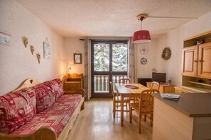 Living area - 350m from ski lifts, 1st floor, balcony, parking, tv, ski locker, 25m², Valloire (Valloire)