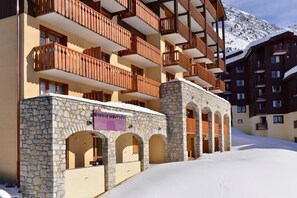 Exterior - 100m from resort center, 5th floor, view ski slopes/ski slopes, balcony, tv, ski locker, 32m² (La Plagne)