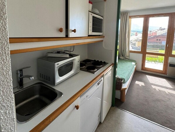 Kjøleskap, mikrobølgeovn, ovn og oppvaskmaskin