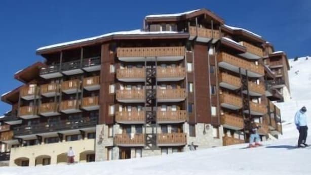 A multi-story hotel with balconies, located on a snowy slope. - 20m from ski slopes, Ground floor, view ski slopes, tv, 40m², La Plagne (La Plagne)