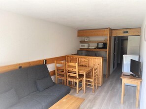 Living area - Wifi, 200m from ski slopes, 7th floor, view ski slopes, balcony, tv, 28m², Les Arcs (Les Arcs)