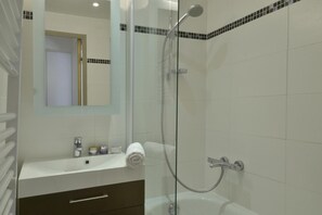 Bathtub - Ski-in/ski-out & foot of the slopes, 4th floor, view ski slopes, balcony, tv, ski locker, 34m² (La Plagne)