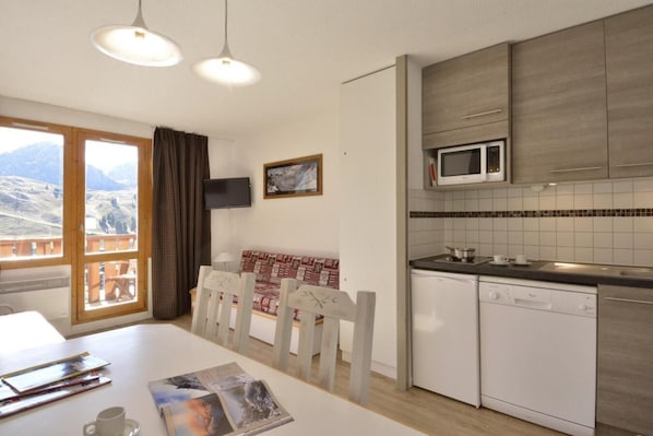 Interior - Ski-in/ski-out & foot of the slopes, 4th floor, view ski slopes, balcony, tv, ski locker, 34m² (La Plagne)