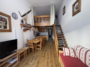 Living area - 200m from resort center, 10th floor, balcony, tv, ski locker, 63m², Les Menuires (Les Menuires)