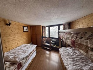 2 bedrooms - 200m from resort center, 10th floor, balcony, tv, ski locker, 63m², Les Menuires (Les Menuires)