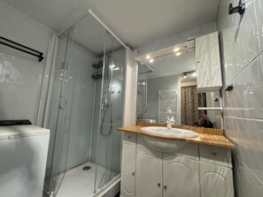 Bathtub - 200m from resort center, 10th floor, balcony, tv, ski locker, 63m², Les Menuires (Les Menuires)