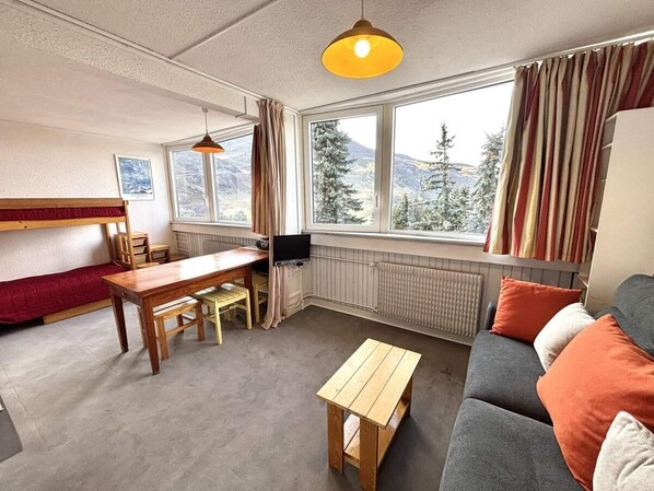 Living area - Resort center, 1st floor, tv, ski locker, 24m², Les Menuires (Les Menuires)