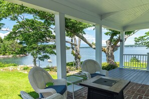 Terrace/patio - Classic Maine cottage set on its own peninsula with stunning views (Harpswell)