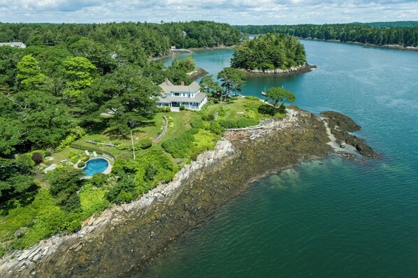 Exterior - Classic Maine cottage set on its own peninsula with stunning views (Harpswell)