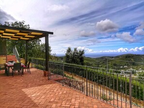 Outdoor dining - Villa Zefrio with exclusive use of swimming pool (Itri)