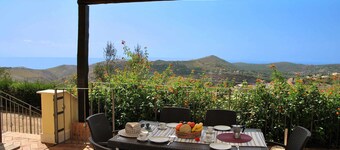 Villa Zefrio with exclusive use of swimming pool