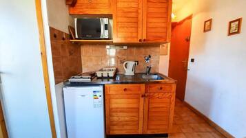 Réfrigérateur, micro-ondes, cafetiÚre/bouilloire, grille-pain