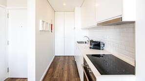 Fridge, oven, stovetop, coffee/tea maker - Elegant Studio w/ AC & Balcony by LovelyStay (Porto)