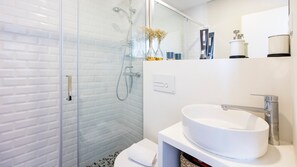 Een haardroger, handdoeken, toiletpapier