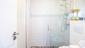 Haartrockner, Handtücher, Toilettenpapier