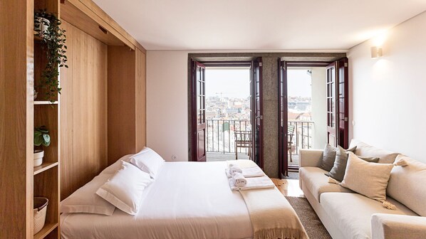 Tabla de planchar con plancha, wifi gratis y ropa de cama 