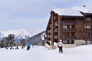 Exterior - Ski-in/ski-out & foot of the slopes, 5th floor, view ski slopes, balcony, tv, 22m², La Plagne (La Plagne)