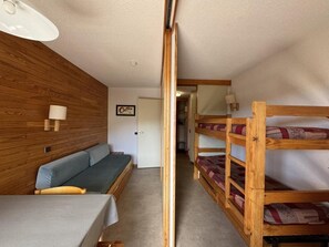 Room - Ski-in/ski-out & foot of the slopes, 5th floor, view ski slopes, balcony, tv, 22m², La Plagne (La Plagne)