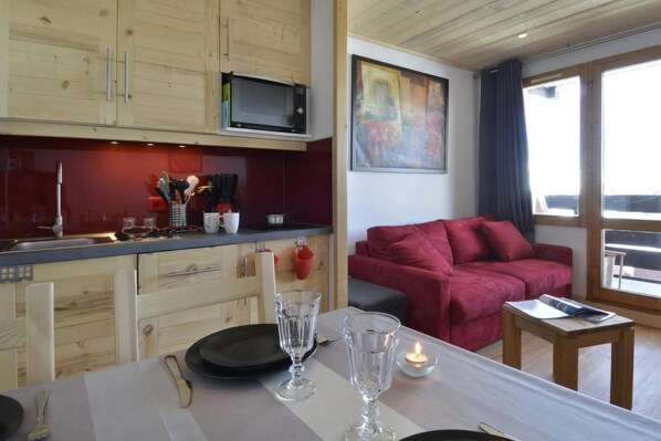 Interior - Ski-in/ski-out & foot of the slopes, 4th floor, view ski slopes, balcony, tv, ski locker, 23m² (La Plagne)