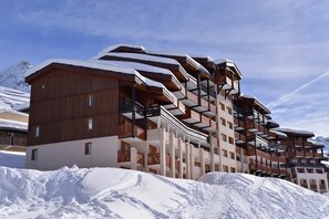 Exterior - Ski-in/ski-out & foot of the slopes, 4th floor, view ski slopes, balcony, tv, ski locker, 23m² (La Plagne)