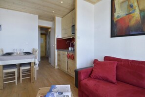 Living area - Ski-in/ski-out & foot of the slopes, 4th floor, view ski slopes, balcony, tv, ski locker, 23m² (La Plagne)