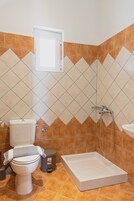 Ducha, secador de pelo y toallas