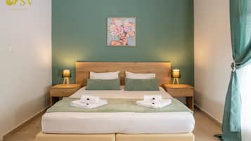 Apartamento familiar, 2 habitaciones, no fumadores, vistas a la piscina | Caja fuerte, cortinas opacas, ropa de cama