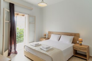 Departamento familiar, 2 habitaciones, para no fumadores, vista a la alberca | Caja de seguridad en la habitación, cortinas blackout y ropa de cama