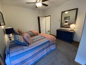 3 chambres, bureau, fer et planche à repasser, lit de bébé portatif
