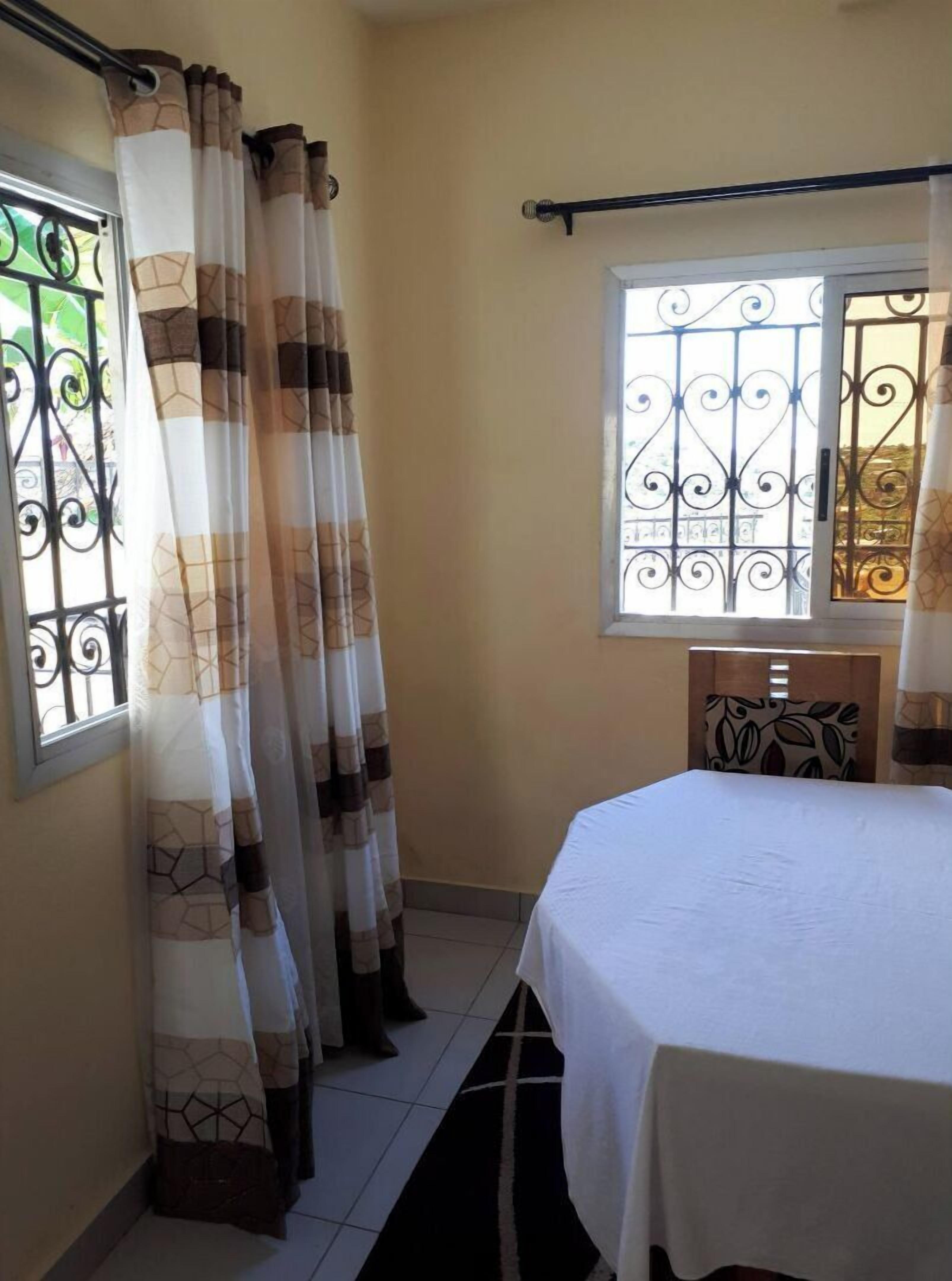 3 chambres, fer et planche à repasser, draps fournis