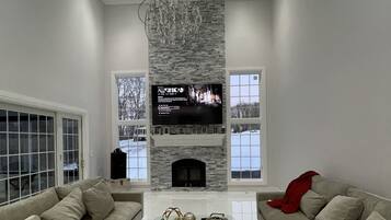 Una Smart TV, una chimenea, una mesa de tenis de mesa, libros