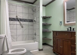 Baignoire, serviettes fournies, savon, shampoing