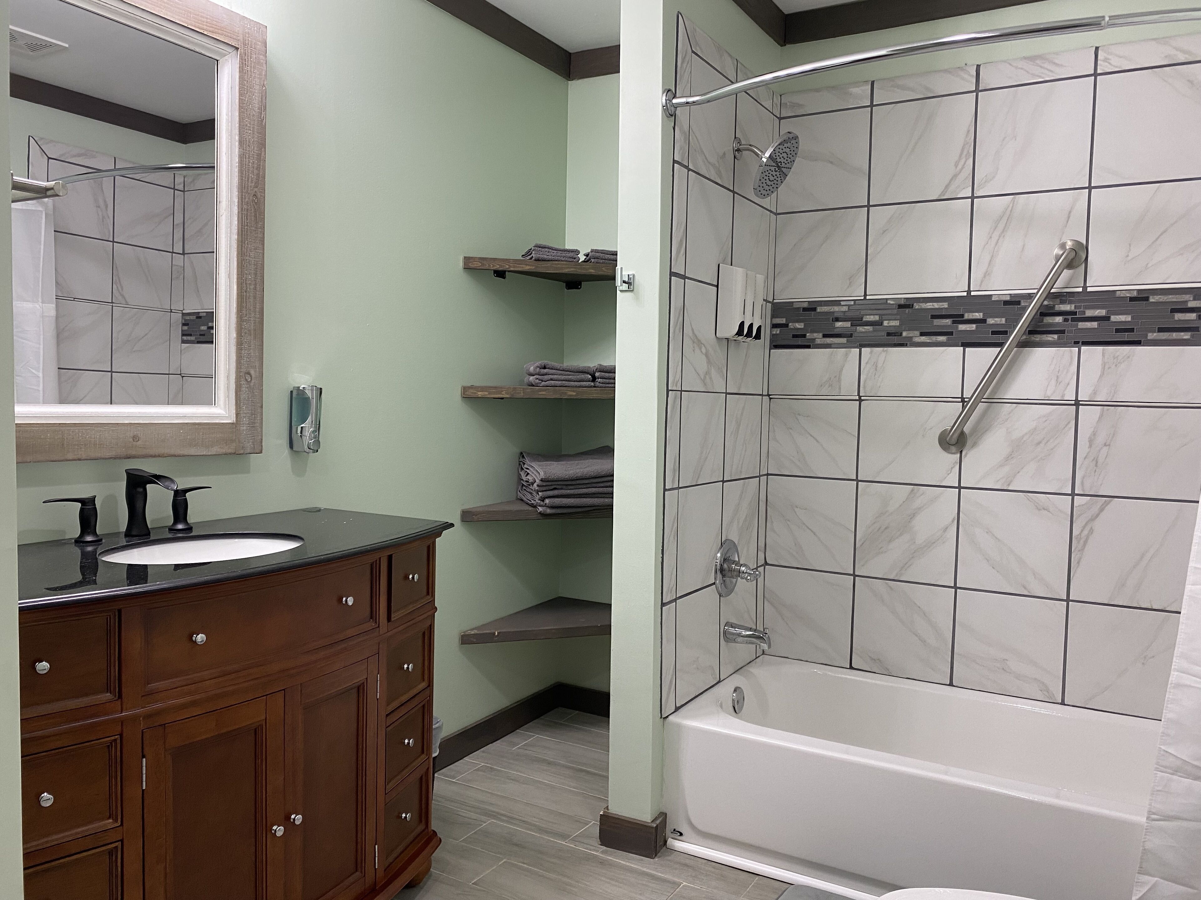 Modern executive house in quiet town (B)