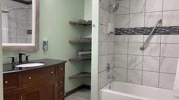 Baignoire, serviettes fournies, shampoing, papier toilette