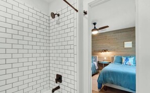 Combined shower/tub, hair dryer, towels