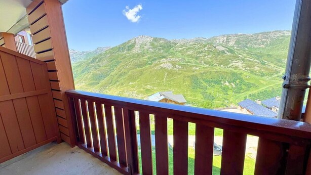 A balcony with a view of green hills and a clear sky. - 10m from ski slopes, 7th floor, tv, 24m², Les Menuires (Les Menuires)