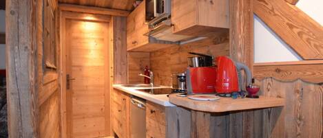 Fridge, oven, dishwasher, coffee/tea maker