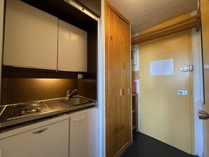 Fridge, microwave, coffee/tea maker - 10m from ski slopes, 6th floor, view valley, balcony, tv, ski locker, 18m², Les Menuires (Les Menuires)