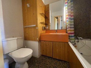Bathtub - Resort center, 6th floor, view valley, balcony, tv, 18m², Les Menuires (Les Menuires)