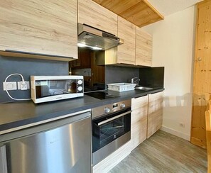 Réfrigérateur, micro-ondes, lave-vaisselle, cafetière/bouilloire