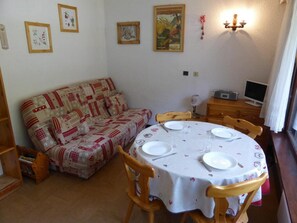 Dining - 150m from ski slopes, 1st floor, balcony, parking, tv, ski locker, 28m², Les Contamines-Montjoie (Les Contamines-Montjoie)