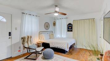 Tabla de planchar con plancha, wifi gratis y ropa de cama