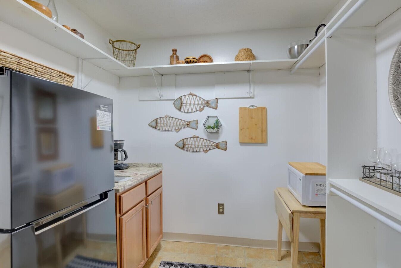 Refrigerador, microondas, parrilla de estufa y cafetera y tetera 