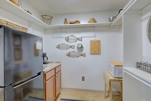 Réfrigérateur, micro-ondes, plaque de cuisson, cafetière/bouilloire